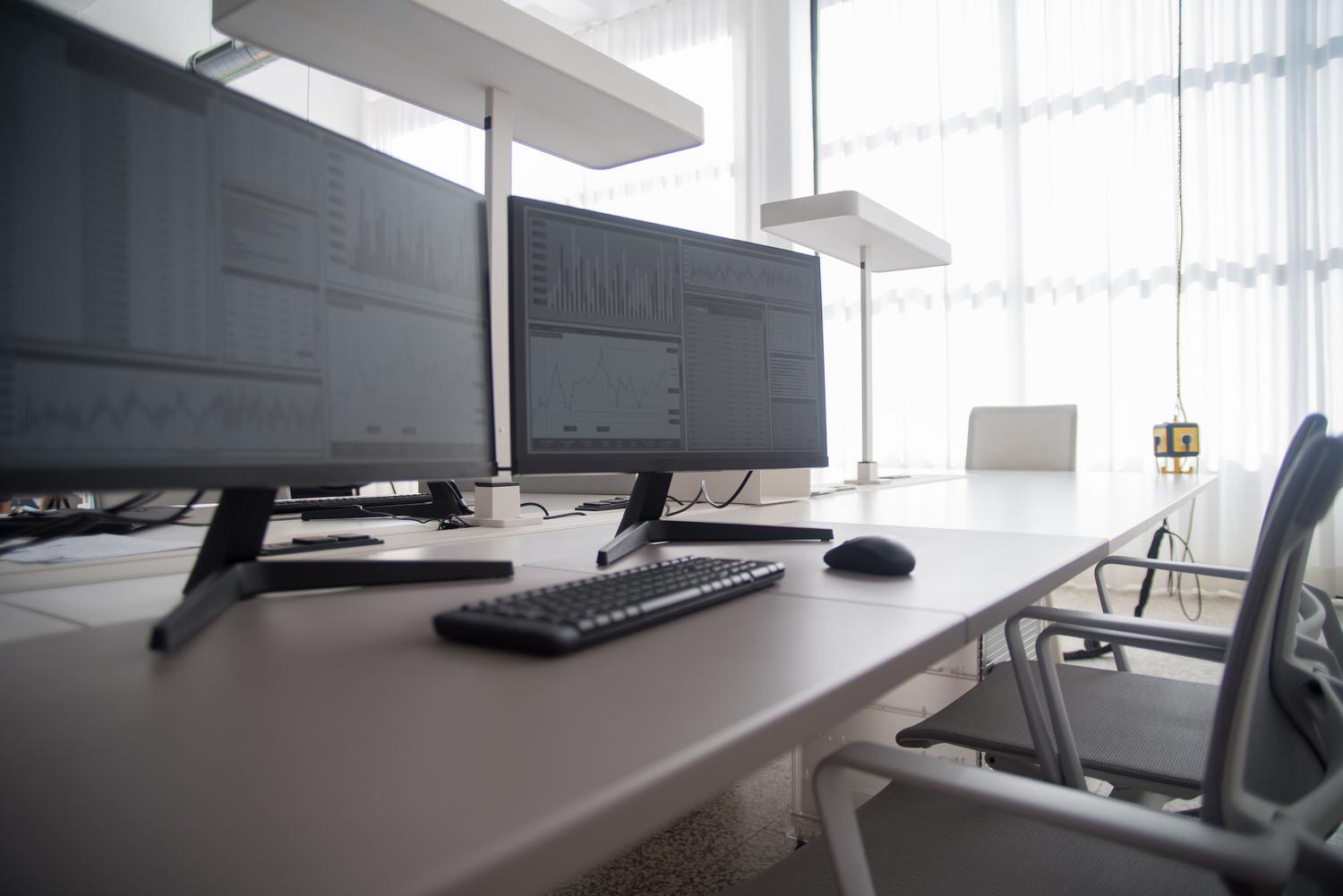 Configuración de oficina con monitores de alta resolución, ideal para ilustrar la sección de accesorios y pantallas reacondicionadas.