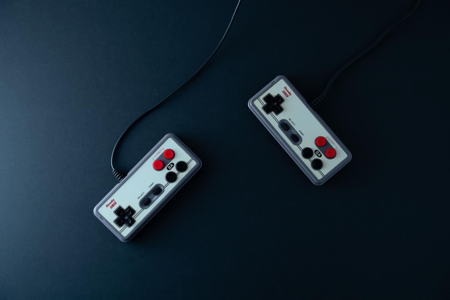 Mandos de consola retro sobre un fondo oscuro Mandos de consola retro sobre un fondo oscuro