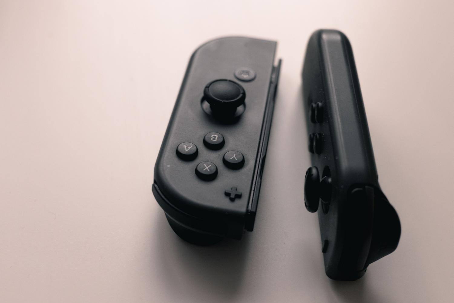 Mandos Joy-Con de Nintendo Switch sobre un fondo neutro Mandos Joy-Con de Nintendo Switch sobre un fondo neutro