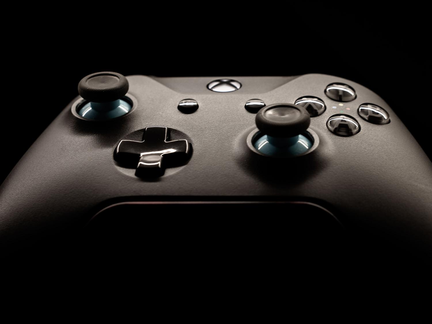 Primer plano de un mando de Xbox moderno Primer plano de un mando de Xbox moderno