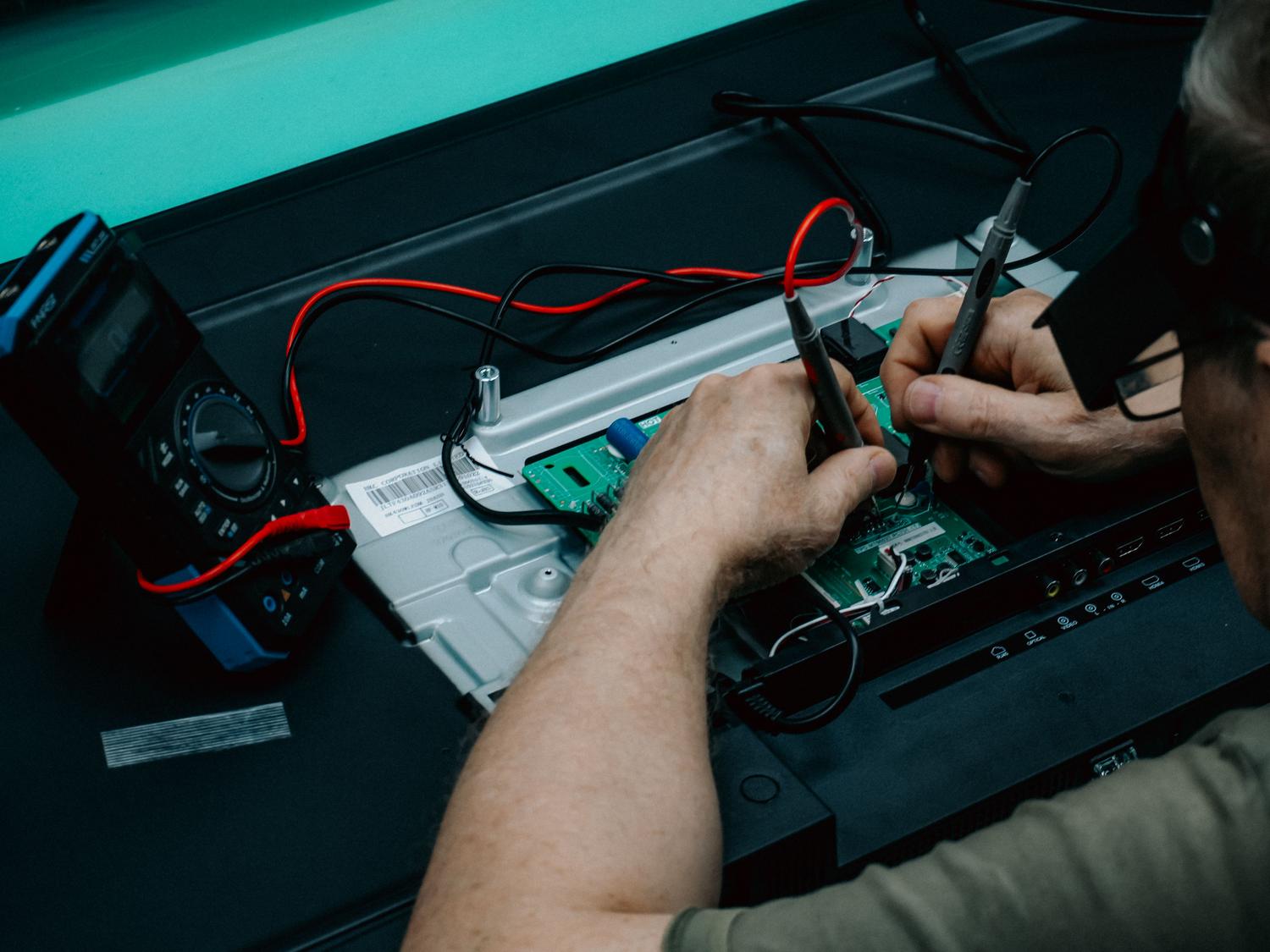 Uso de un multímetro digital para realizar el diagnóstico eléctrico de los componentes de una fuente de alimentación. Uso de un multímetro digital para realizar el diagnóstico eléctrico de los componentes de una fuente de alimentación.