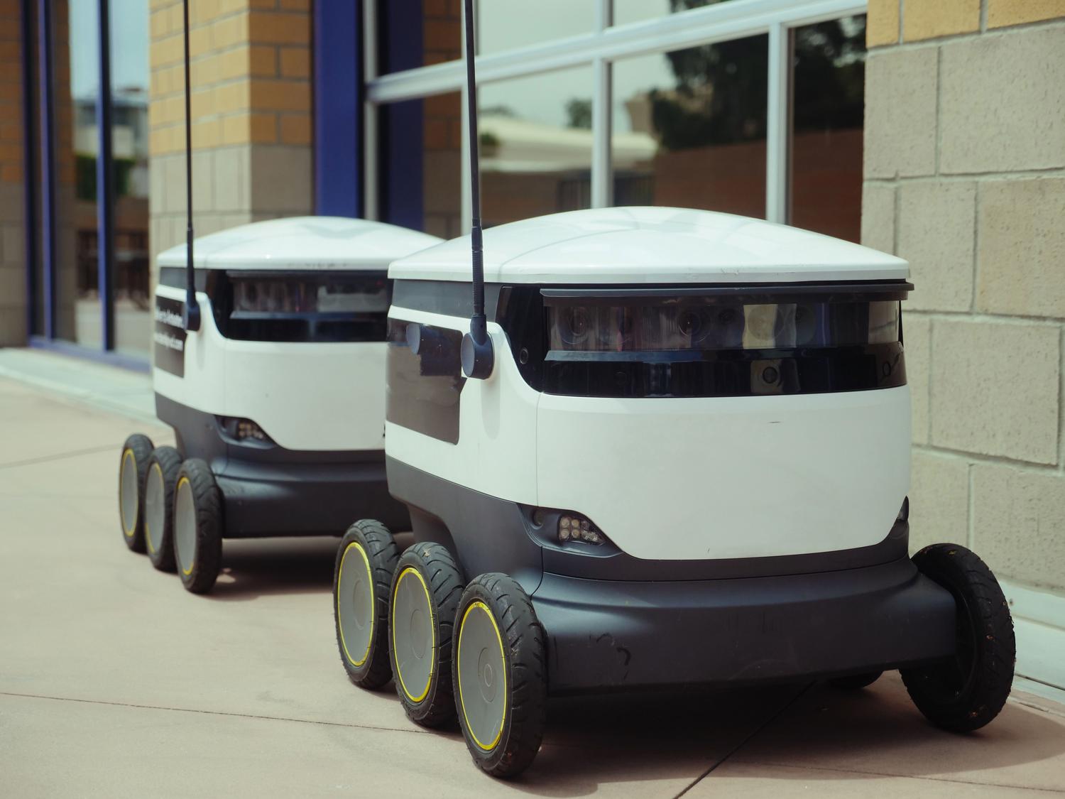 Robots de entrega autónomos en un entorno urbano, ilustrando la autonomía de las máquinas.