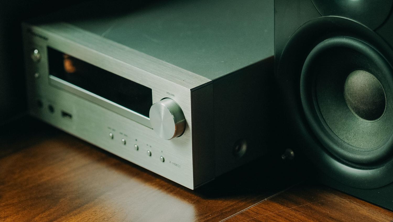 Primer plano de un receptor de audio de gama alta, representando el hardware DSP encargado de procesar las señales de los subwoofers.