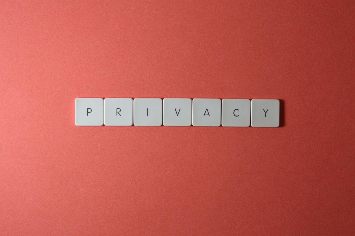 Letras formando la palabra 'Privacy', enfatizando la protección de la privacidad frente a los proveedores masivos.