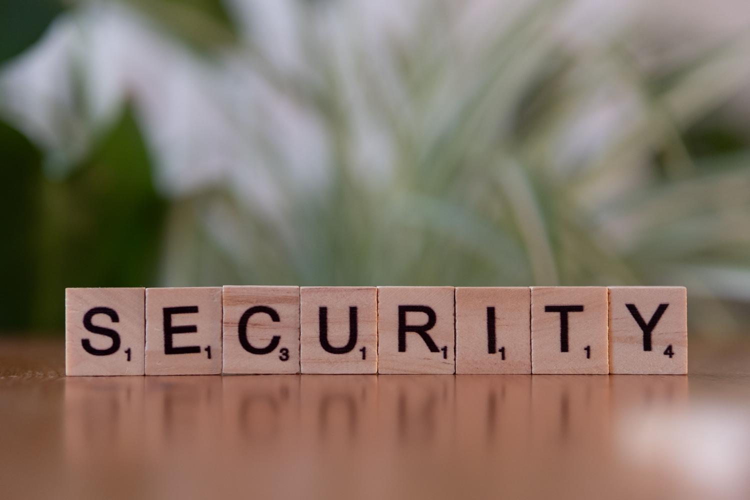 Fichas de madera formando la palabra 'Security', representando el compromiso de Proton Mail con la seguridad.