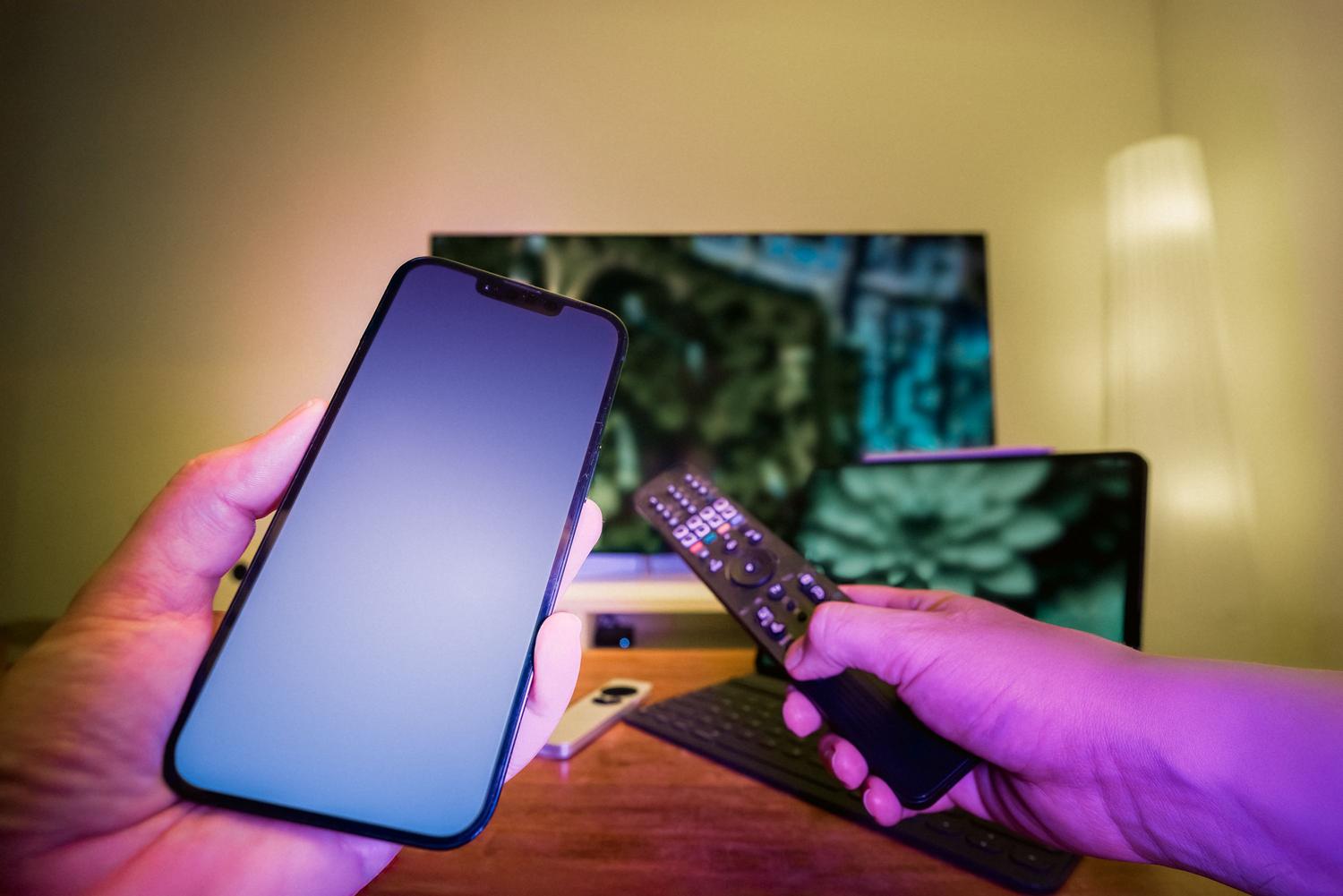 Control de hogar inteligente mediante smartphone y mando a distancia con una Smart TV como centro de mando.
