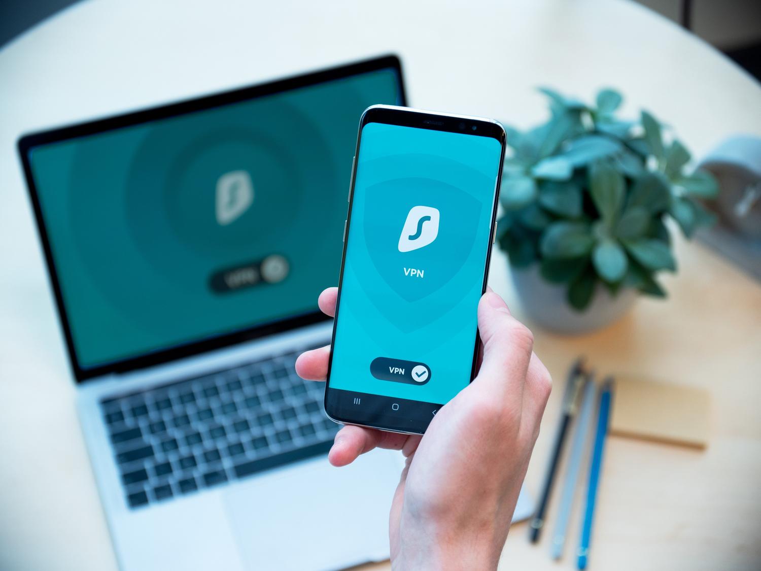 Primer plano de un smartphone y un portátil sincronizados con servicios de seguridad VPN para protección de endpoints