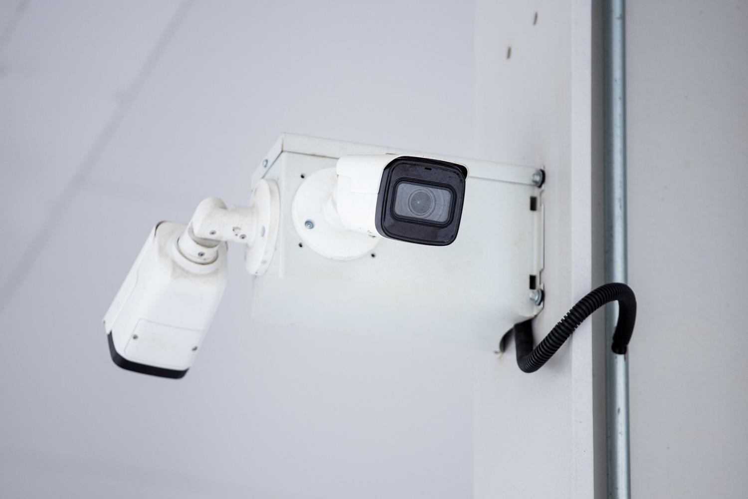 Detalle de cámaras IP de alta resolución instaladas profesionalmente, destacando el hardware avanzado de videovigilancia.