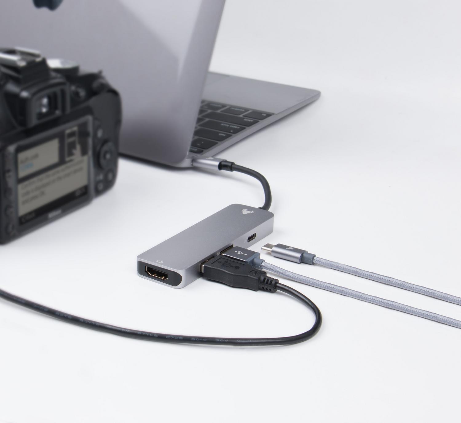 Ecosistema tecnológico con laptop, cámara profesional y hub USB-C conectando múltiples periféricos Ecosistema tecnológico con laptop, cámara profesional y hub USB-C conectando múltiples periféricos