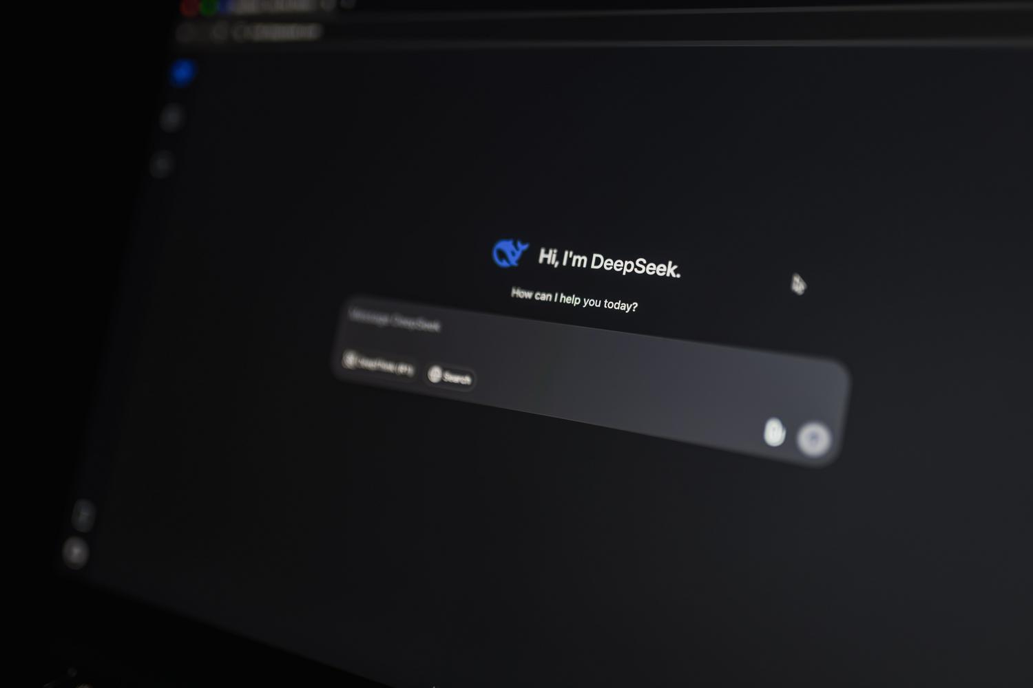 Primer plano de una interfaz de chat de inteligencia artificial en una pantalla de ordenador, representando la asistencia de IA en el trabajo.