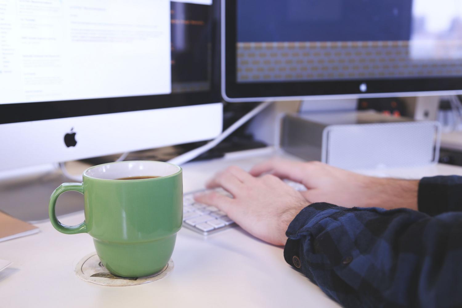 Espacio de trabajo profesional con múltiples monitores y herramientas digitales, evocando el entorno de Google Workspace.