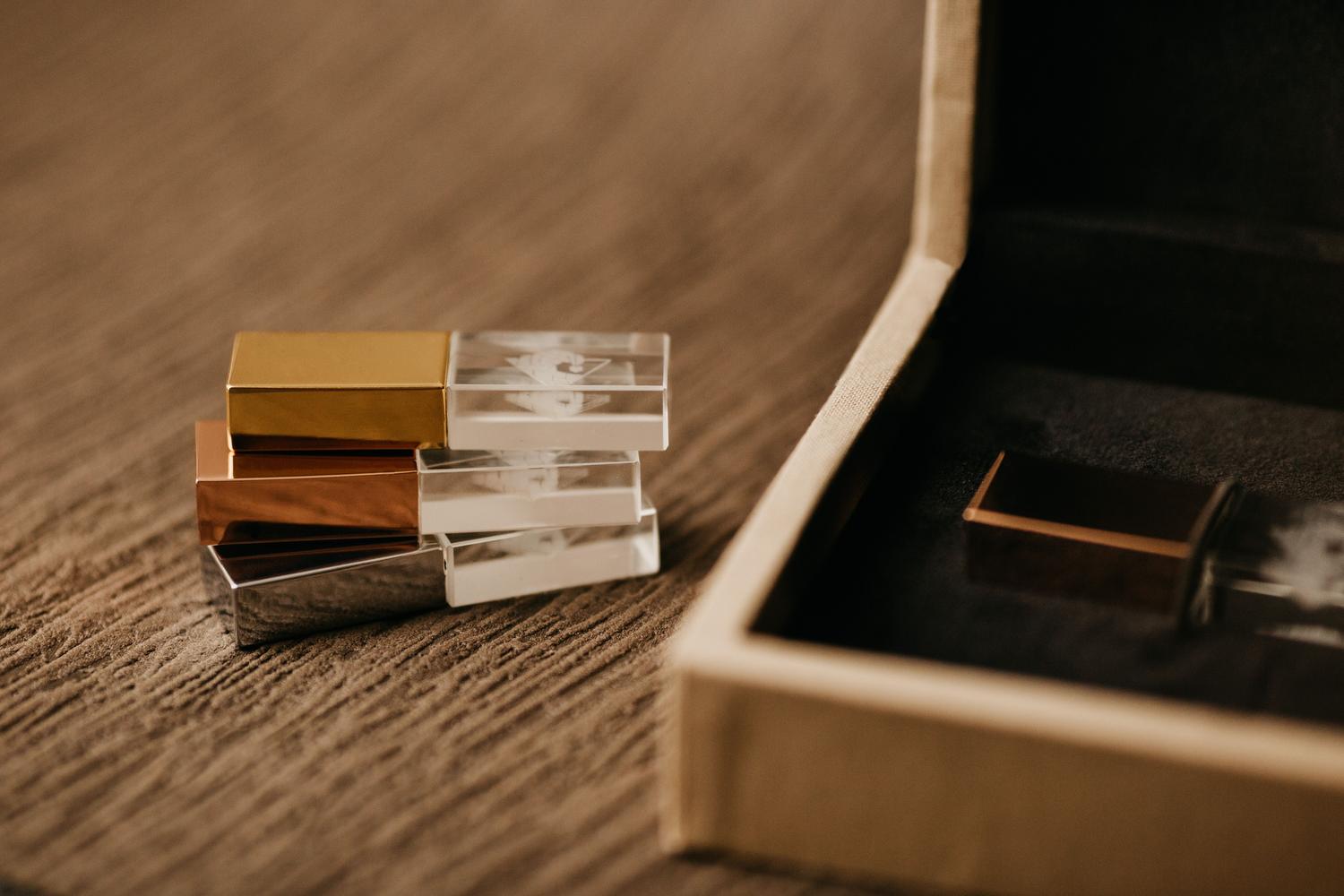 Sbírka různých USB disků na povrchu, ilustrující rozmanitost modelů a technický vývoj těchto jednotek.
