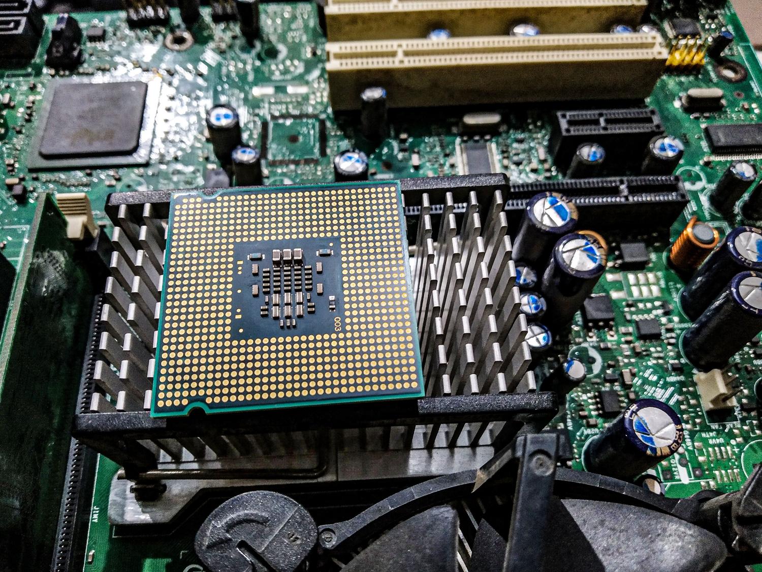 Procesador instalado en una placa base, ilustrando la dependencia absoluta entre el hardware y el sistema operativo. Procesador instalado en una placa base, ilustrando la dependencia absoluta entre el hardware y el sistema operativo.
