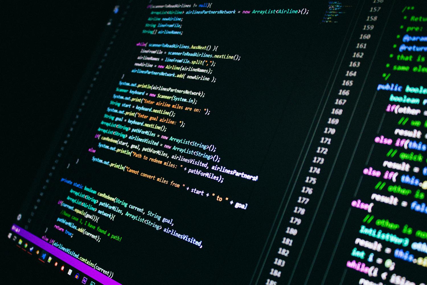 Primer plano de código de programación colorido en una pantalla de ordenador, destacando la tecnología digital y el desarrollo de software.