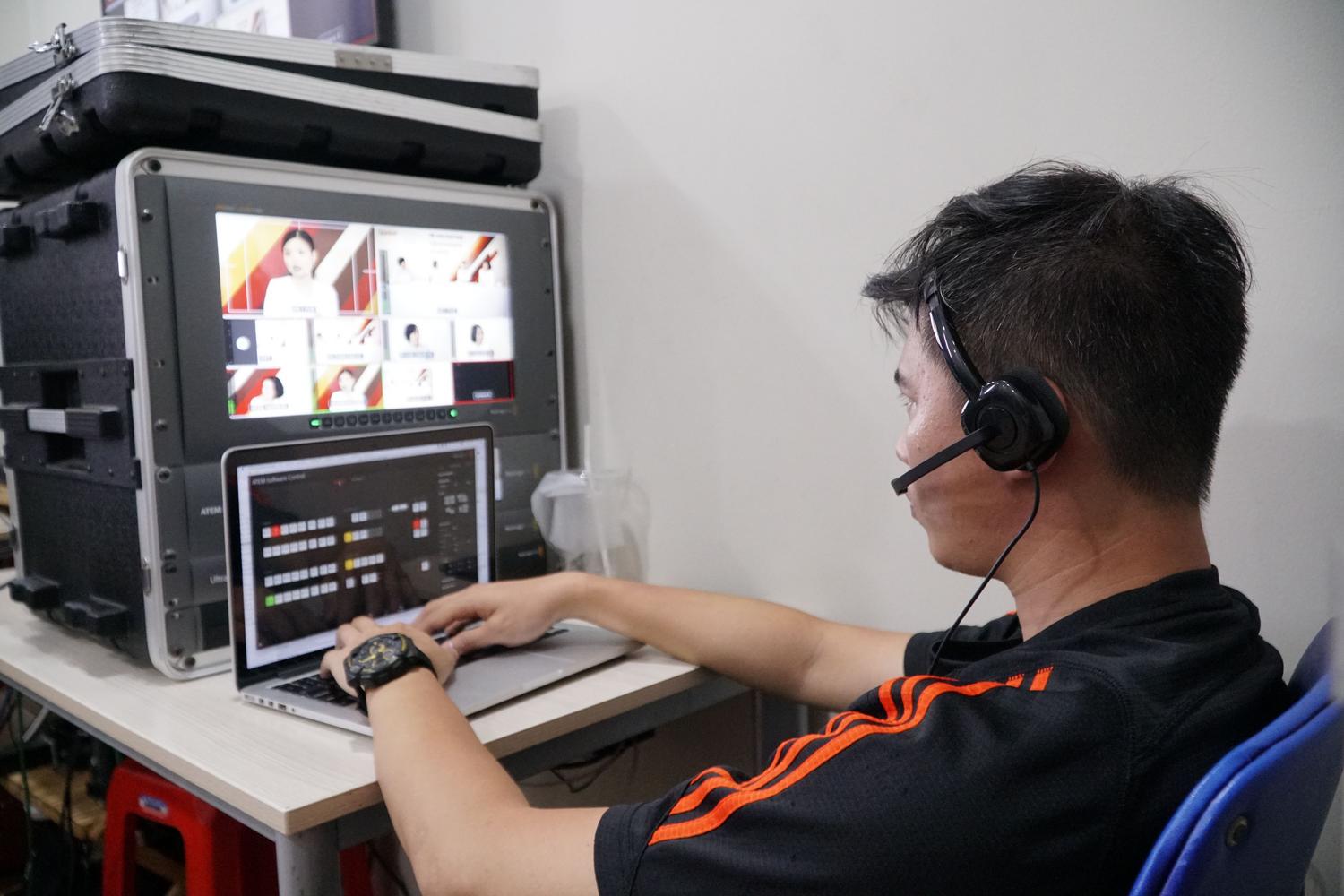 Operador de streaming gestionando flujos de vídeo mediante software especializado en un ordenador portátil y monitor externo.
