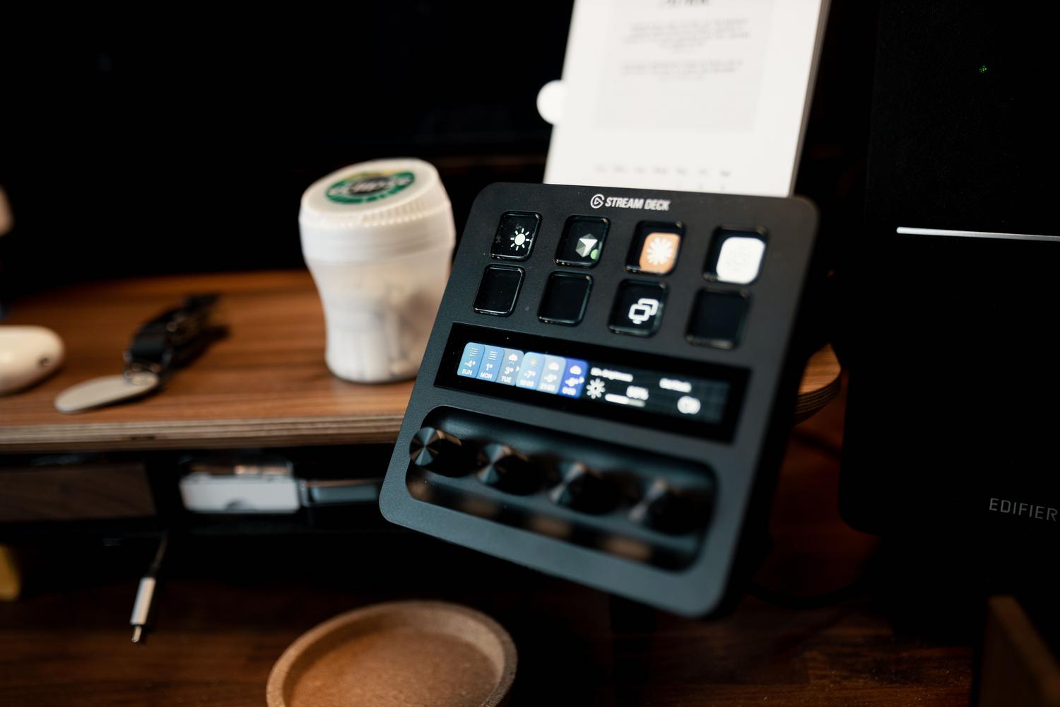 Dispositivo Stream Deck sobre un escritorio, herramienta avanzada para automatizar transiciones y comandos en producciones de streaming.