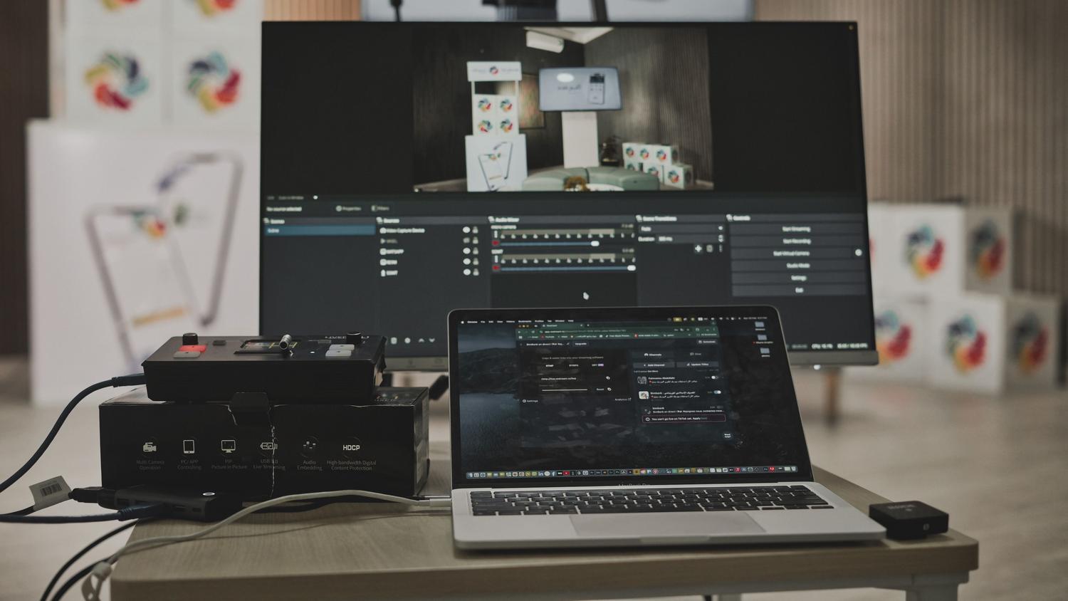 Configuración de espacio de trabajo moderno con un portátil conectado a un monitor externo, ejemplificando el uso de periféricos para aumentar la productividad.