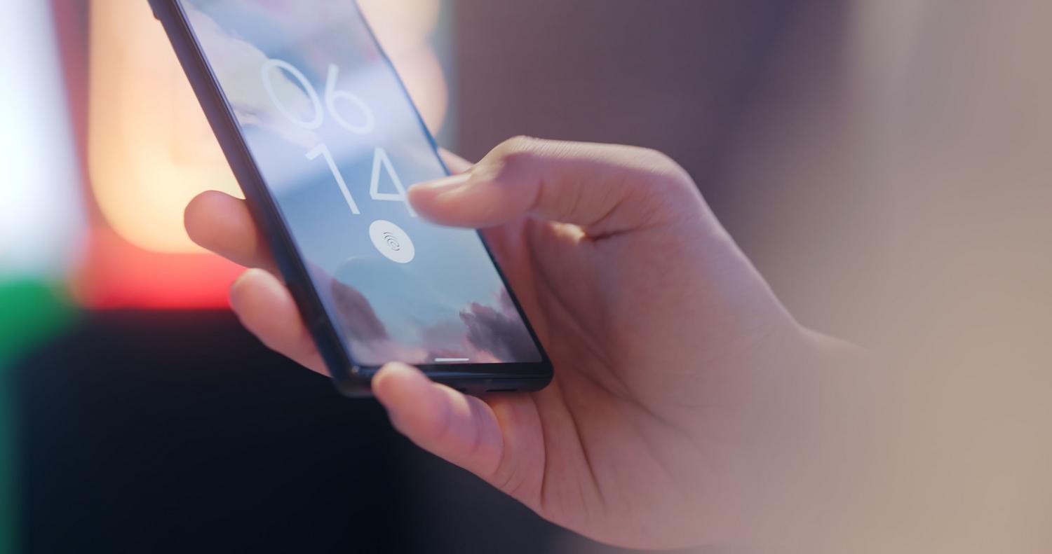 Primer plano de un smartphone Android con pantalla de bloqueo y sensor de huellas, simbolizando la primera capa de seguridad del dispositivo.