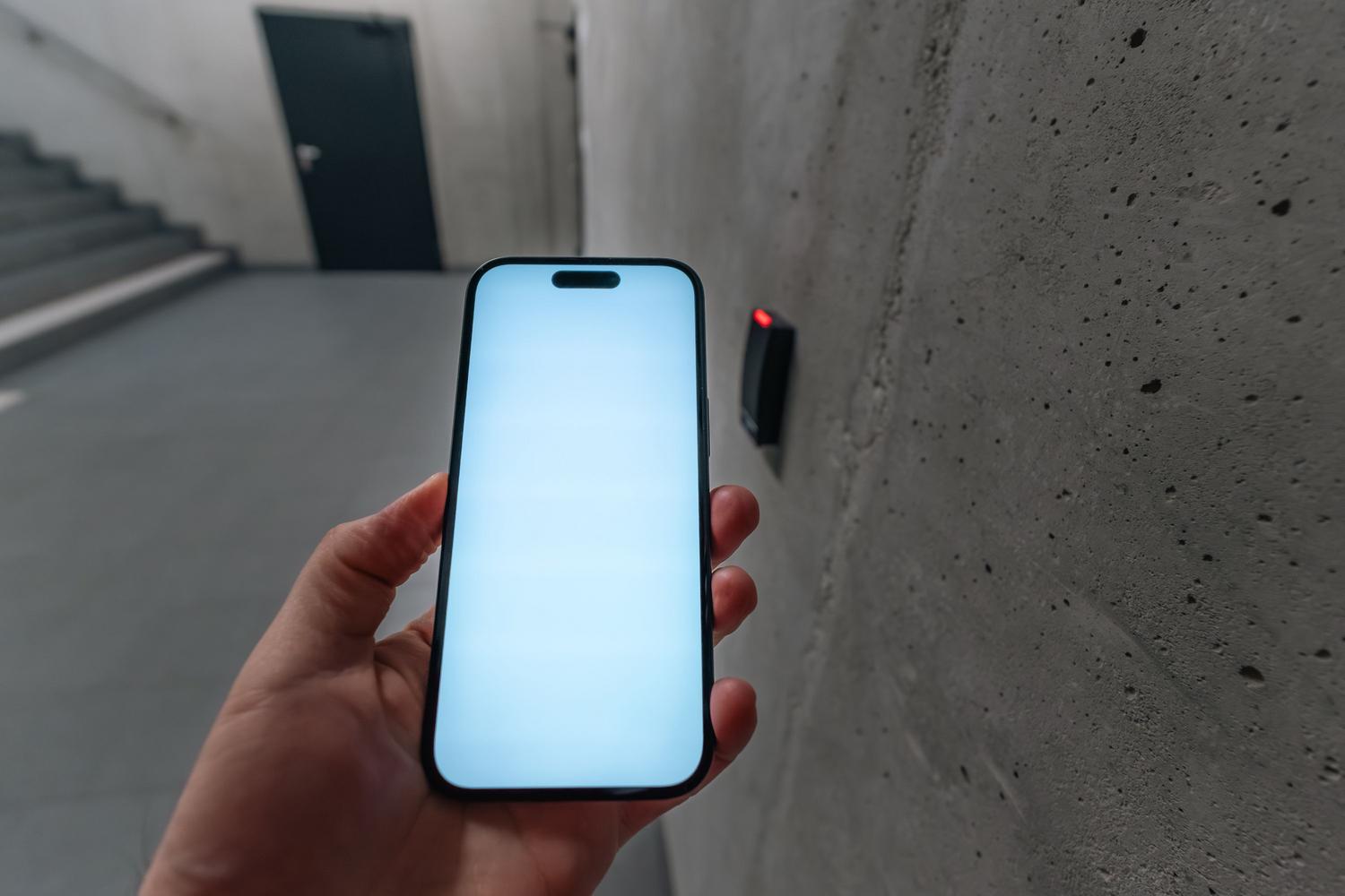 Uso de tecnología NFC en un smartphone para desbloquear un acceso seguro, ilustrando la toma de decisiones basada en el estado de seguridad.