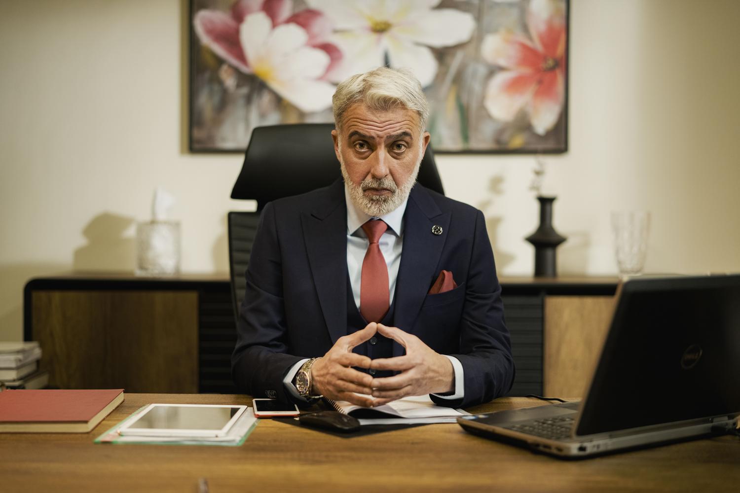 Ejecutivo de seguridad líder en su despacho, representando el rol estratégico y de gestión de un profesional certificado CISSP.