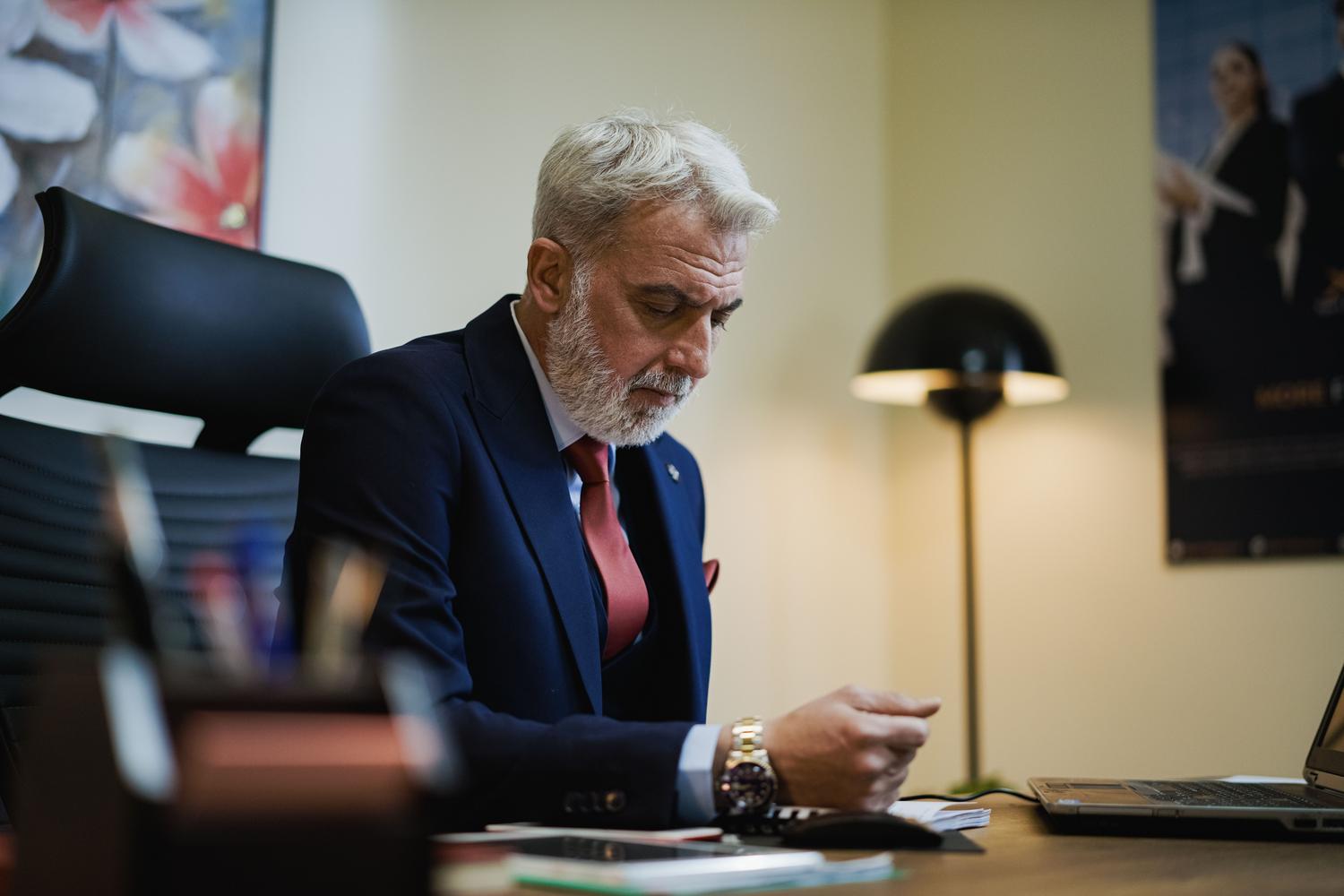 Profesional senior concentrado en su trabajo, reflejando la experiencia y el rigor necesarios para obtener la certificación CISSP.