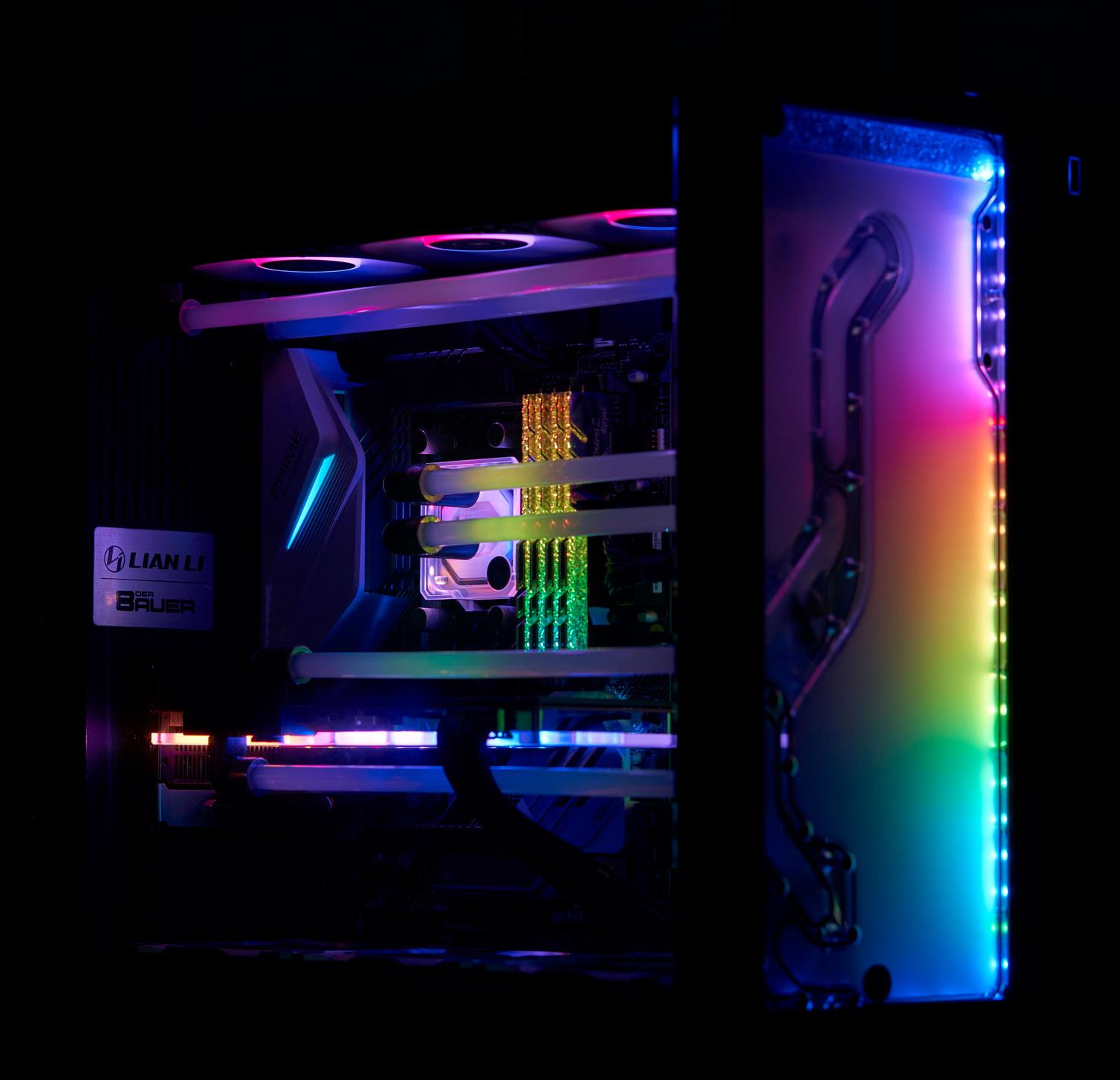 Interior de un PC gaming de alto rendimiento con iluminación RGB y componentes visibles, representando la optimización y potencia del equipo.