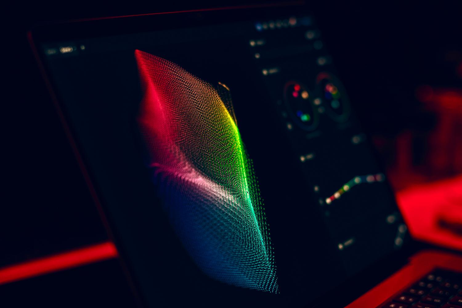 Primer plano de un monitor con gráficos de colores vibrantes y saturados, representando la personalización de perfiles cromáticos y filtros de accesibilidad.