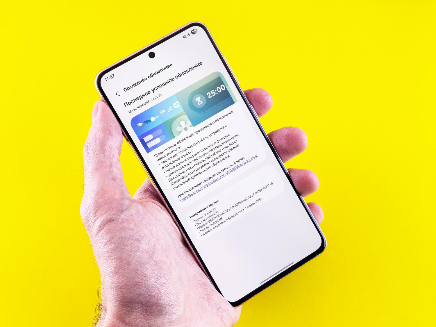 Smartphone mostrando una notificación de actualización de software en pantalla, representando la acción principal de actualizar los servicios del sistema.
