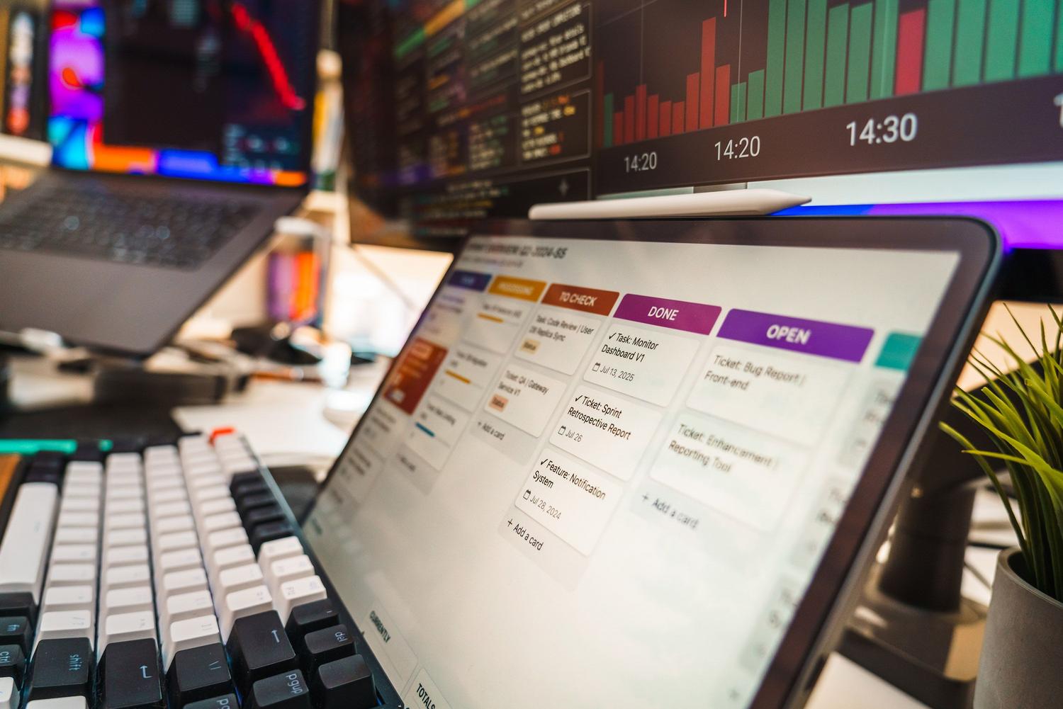 Espacio de trabajo tecnológico con múltiples monitores y paneles de datos, ilustrando el rol del usuario como supervisor de procesos inteligentes.