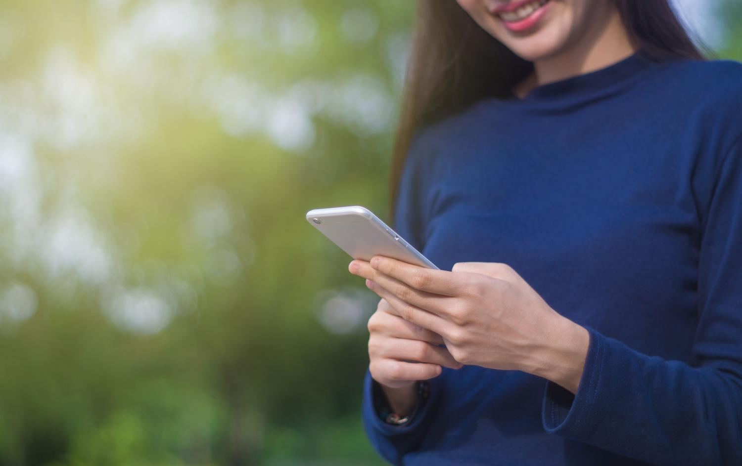 Configuración de privacidad en ChatGPT Persona utilizando un smartphone de forma profesional para gestionar la configuración de privacidad.