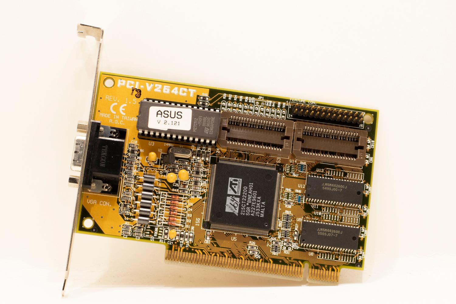 Primer plano detallado de una tarjeta gráfica PCI, ilustrando la importancia de revisar la VRAM y el uso previo en GPUs usadas.
