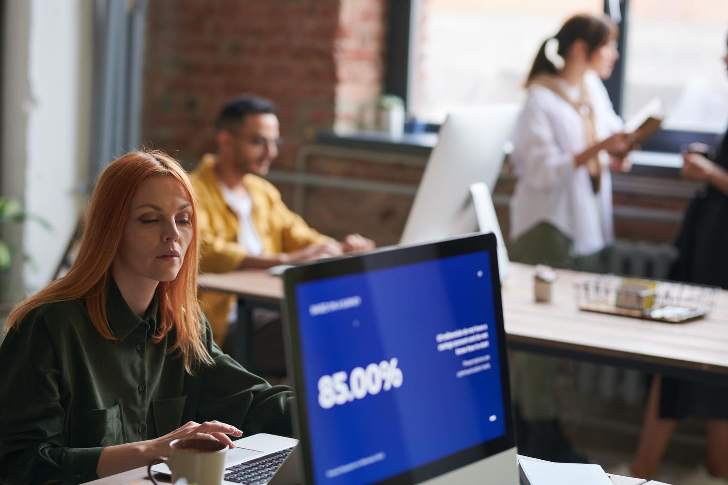 Timski rad u modernom coworking prostoru, koji predstavlja korištenje dijeljenog OneDrivea u profesionalnim okruženjima. Timski rad u modernom coworking prostoru, koji predstavlja korištenje dijeljenog OneDrivea u profesionalnim okruženjima.