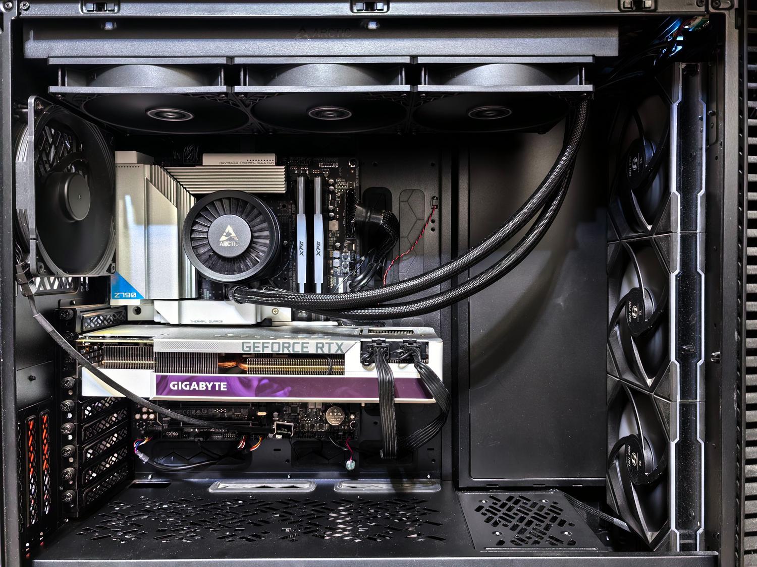 Vista interior de un PC gaming de alto rendimiento con tarjeta gráfica y sistema de refrigeración avanzado.