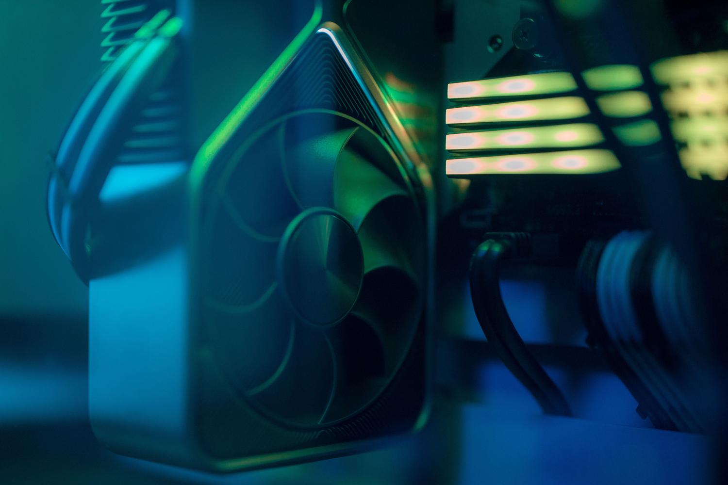 Detalle de un ventilador de refrigeración de PC, ideal para ilustrar el flujo de aire y la gestión térmica.
