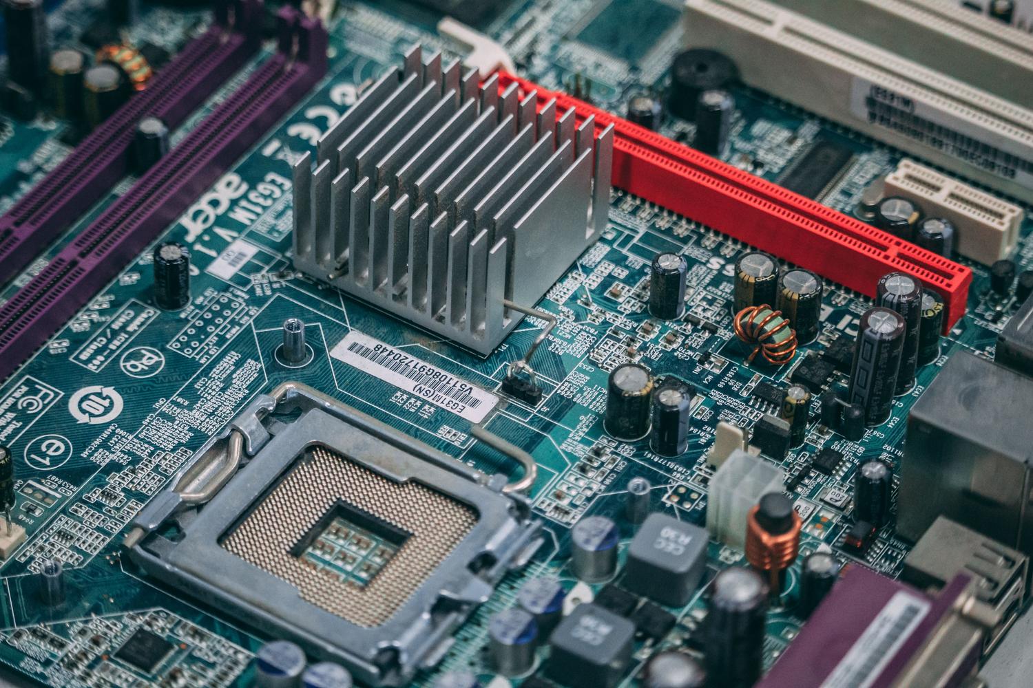 Detalle de una placa base de ordenador moderna, ilustrando la parte técnica del Arranque Seguro (Secure Boot) y la BIOS/UEFI.