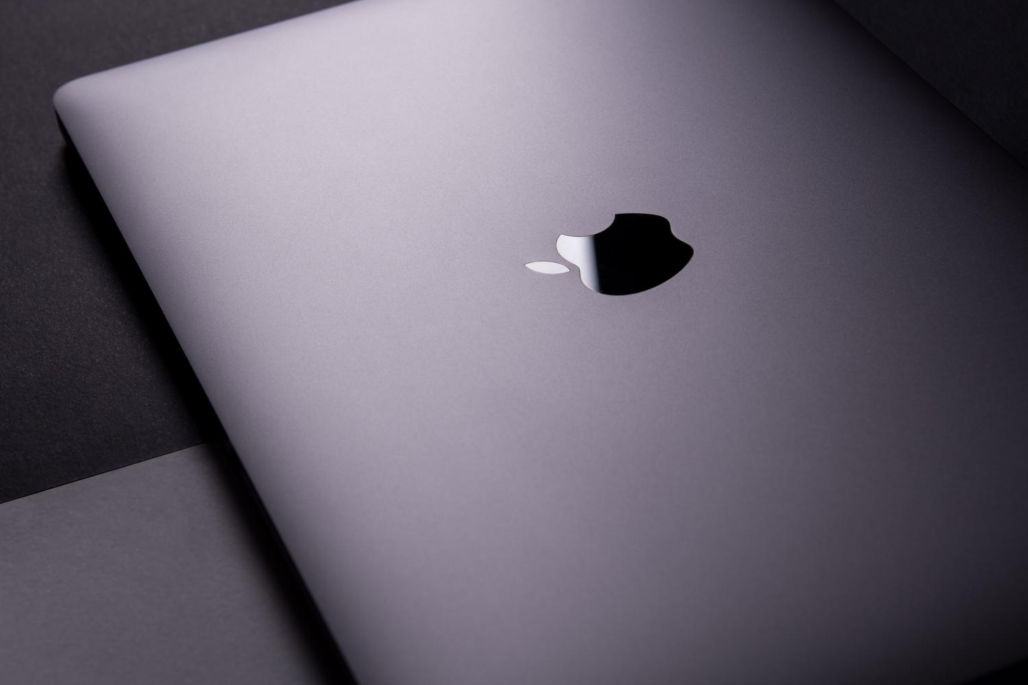 MacBook Pro moderno y elegante, ilustrando la integración de los chips Apple Silicon en el ecosistema Mac.