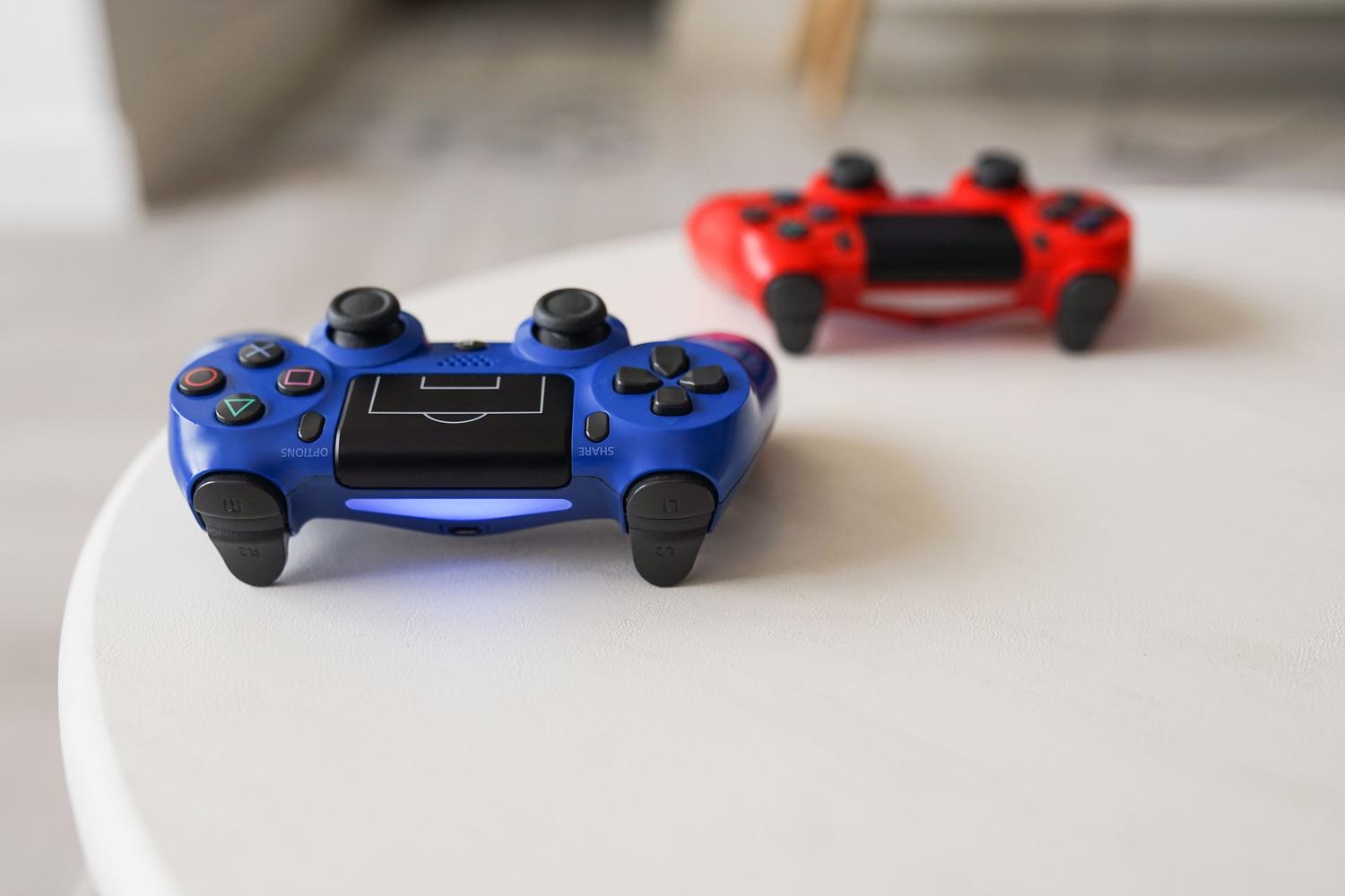 Mandos de PlayStation sobre una mesa, compatibles con la capa de traducción de Steam Input.