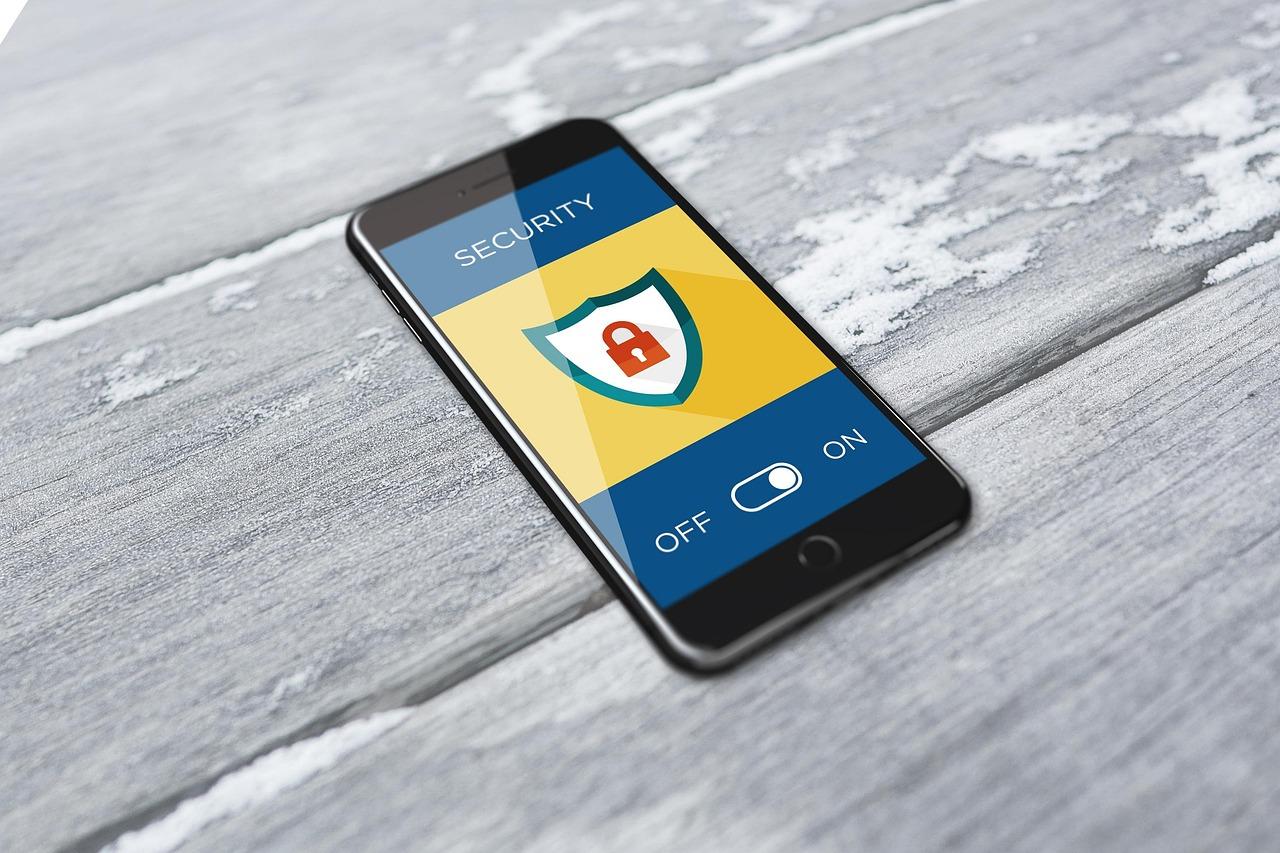 Representación digital de ciberseguridad con un smartphone y elementos de cifrado en tonos azules.
