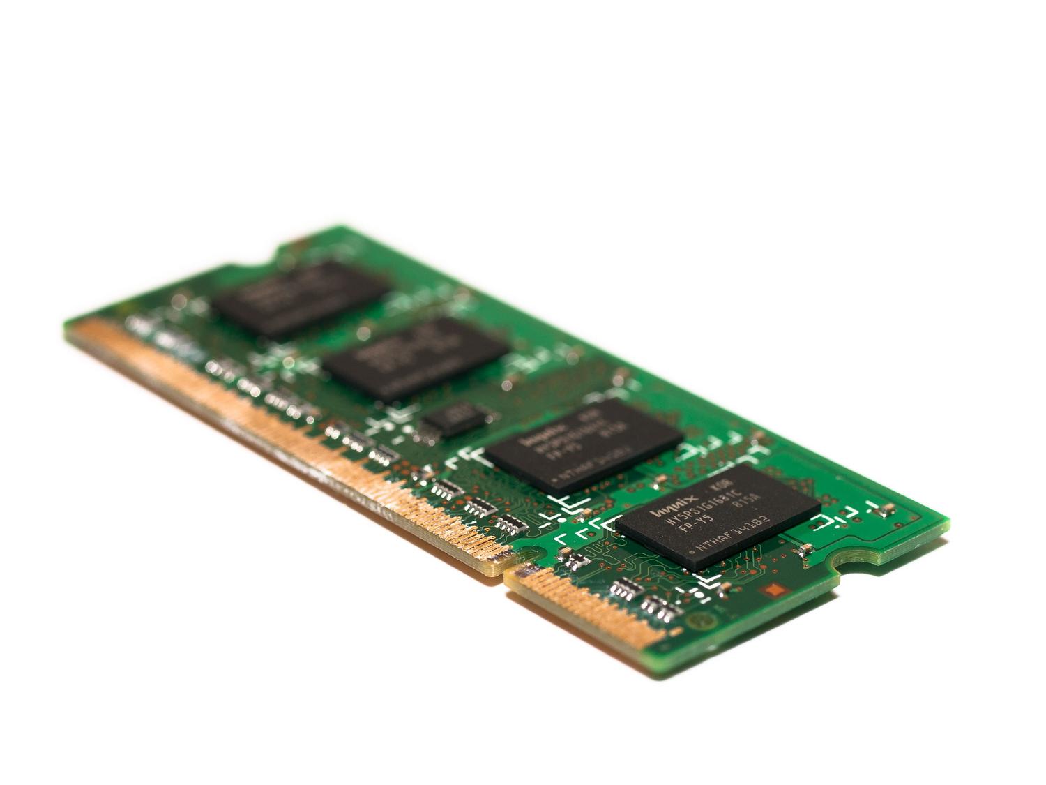 Módulo de memoria RAM en primer plano sobre fondo blanco, representando el recurso de hardware que se busca optimizar.
