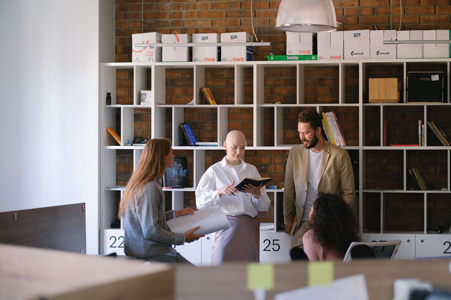 Equipo de profesionales colaborando en una oficina moderna, simbolizando la implementación de flujos de trabajo con IA.