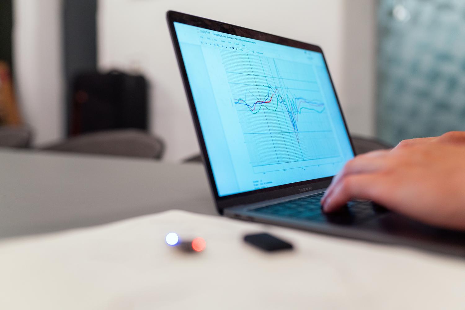 Análisis de datos y gráficos en Google Sheets Persona trabajando en un análisis de datos con gráficos en la pantalla de un ordenador portátil en un entorno de oficina moderno.