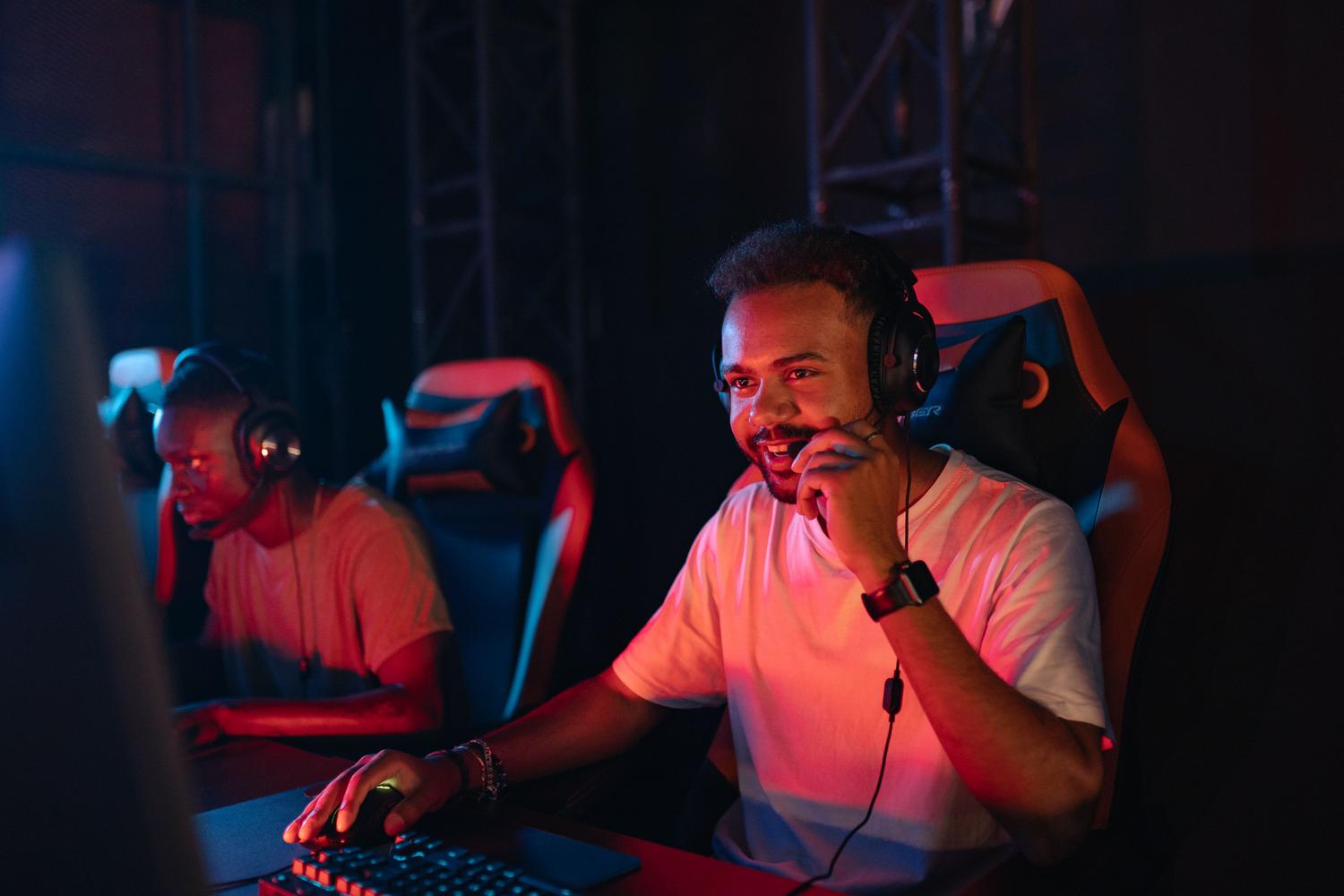 Usuario manipulando el micrófono de sus auriculares gaming para activar el botón físico de silencio.