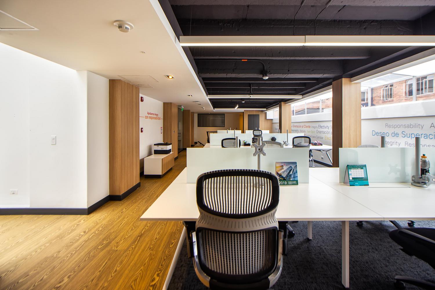 Espacio de oficina moderno y luminoso, ideal para ilustrar un entorno de trabajo corporativo organizado.