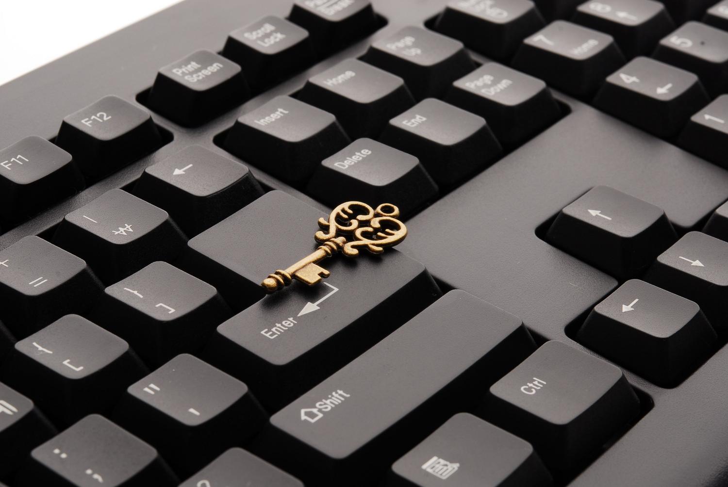 Llave antigua colocada sobre un teclado de ordenador moderno, metáfora visual de una clave de recuperación digital.