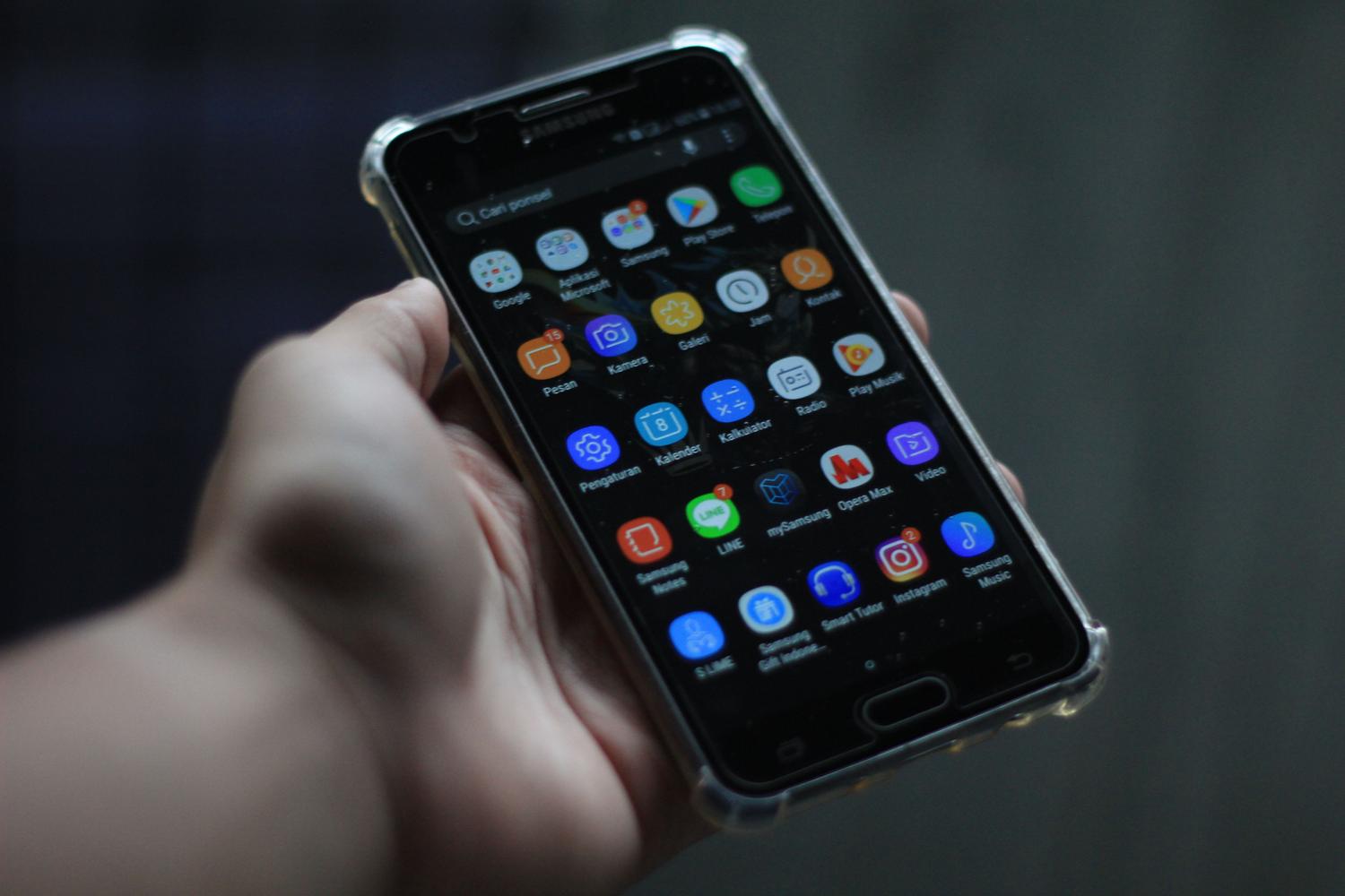 Pantalla de smartphone Android mostrando diversas aplicaciones instaladas para escuchar radio online.