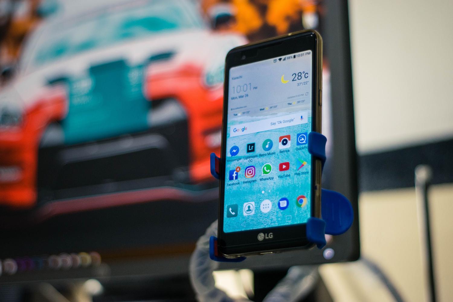 Smartphone montado en un soporte de coche, ideal para escuchar emisoras de radio durante el trayecto al trabajo.