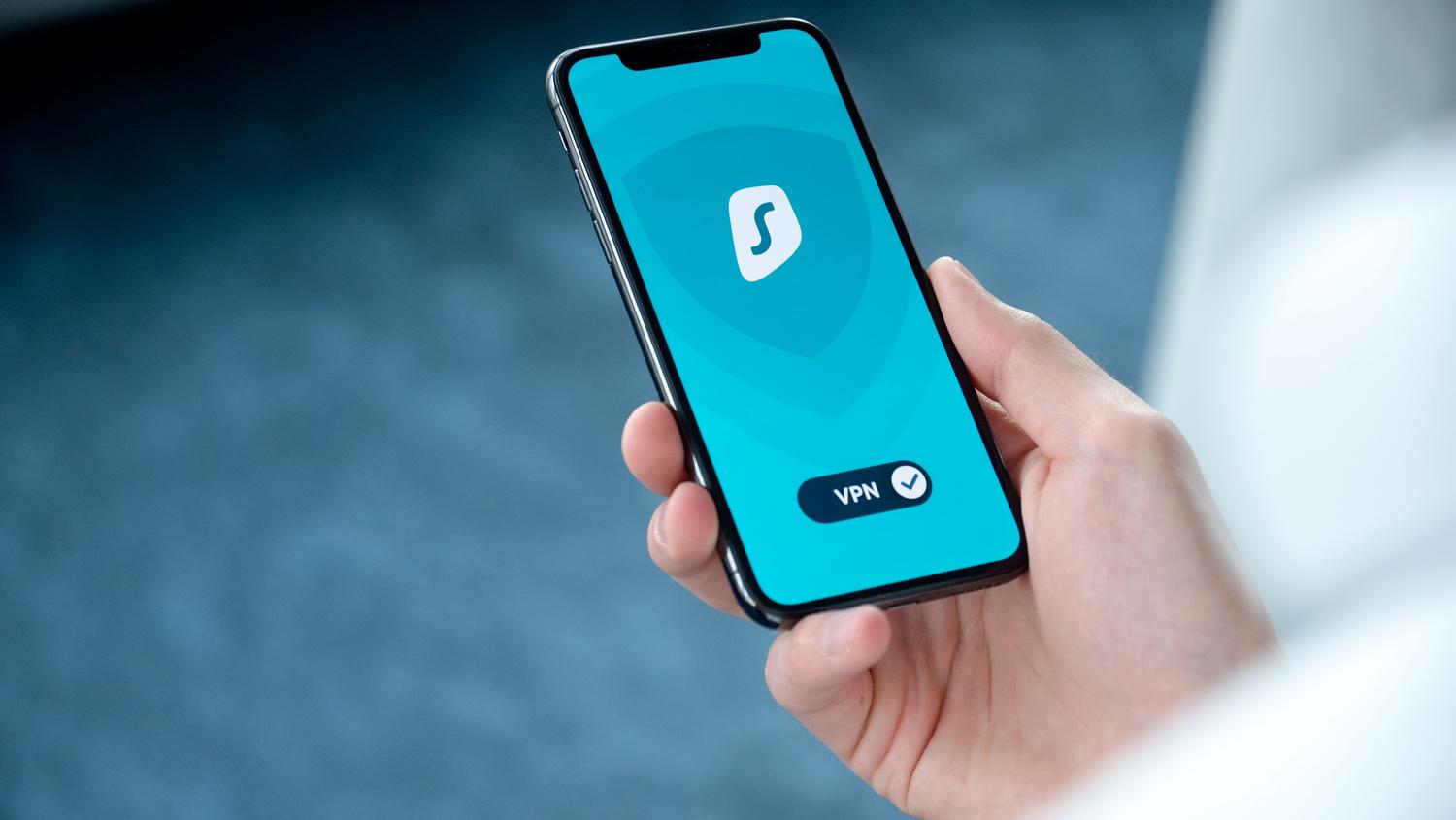 Persona utilizando una aplicación de VPN en su smartphone para navegar de forma segura y anónima