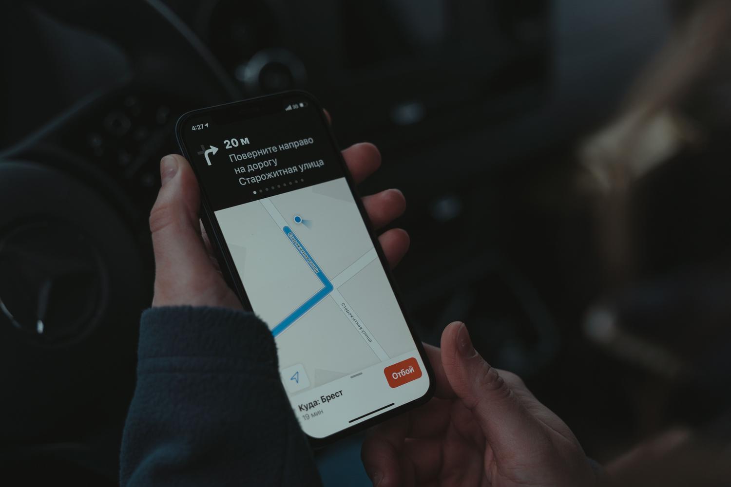 Smartphone con una aplicación de navegación GPS en el coche, ilustrando el rastreo de ubicación