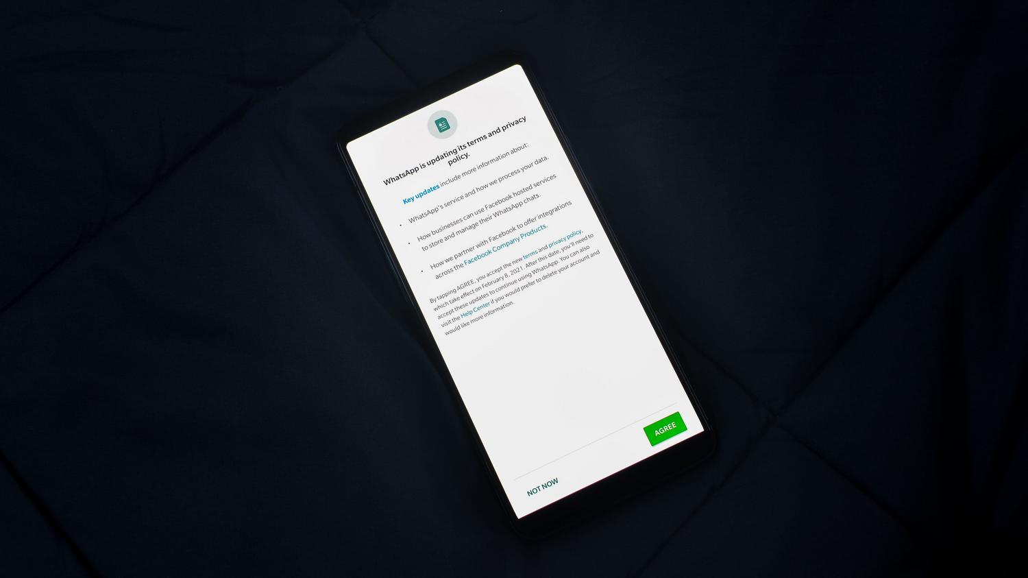 Primer plano de la pantalla de un móvil mostrando un acuerdo de actualización de política de privacidad