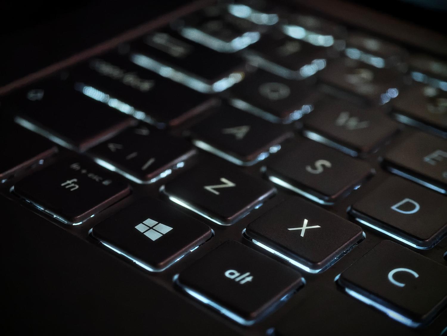 Primer plano de una tecla con el logo de Windows en un teclado retroiluminado, destacando el entorno operativo del software UniGetUI.